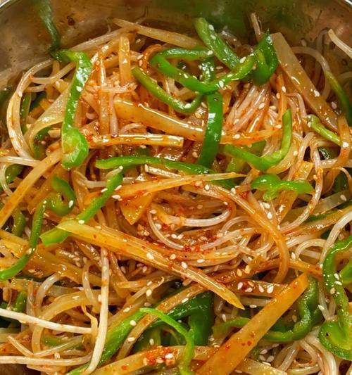 香炸绿豆芽——健康美味的家常小菜（教你如何将绿豆芽变成香脆可口的小食品）