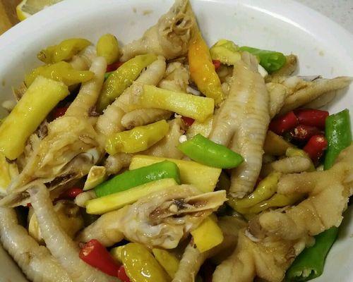 香糟凤爪制作全攻略（用这个秘方做出好吃又香醇的凤爪）