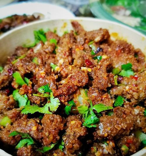 以香芋粉蒸肉的家常美食（做法简单、口感鲜美、营养丰富）