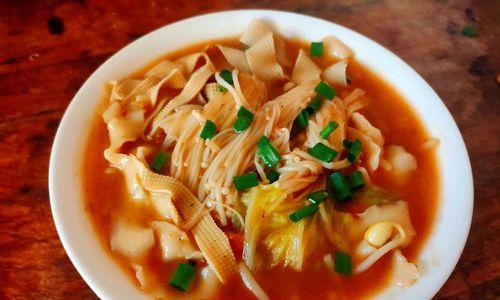 享受美味的鲜菇肉丝茄汁面（一份健康美味的家常菜肴）