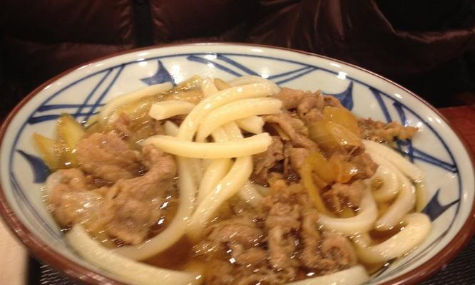 如何做一份美味的鲜菇牛肉炒乌龙面（学会炒面的技巧让你的厨艺更上一层楼）