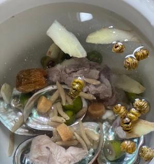 一道美味佳肴——鲜橄榄炖鲍鱼（以鲜为主）
