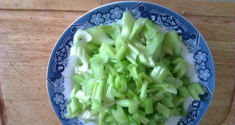 五香豆腐炒芹菜（健康美味的素食佳肴）