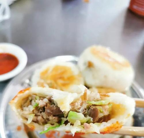 五香葱烧煎包，口感浓郁细腻的美食（打造香味浓郁、层次分明的五香葱烧煎包）