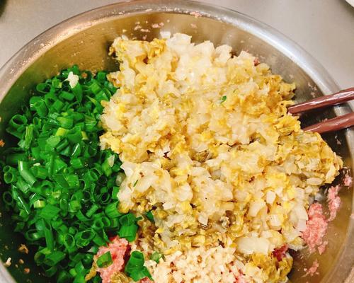 五色馅饺子，让你品尝五彩缤纷的美味佳肴（丰富多彩的食材）