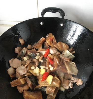 五花肉蒸咸鱼的制作方法（用五花肉烹制咸鱼的家庭美食菜谱）