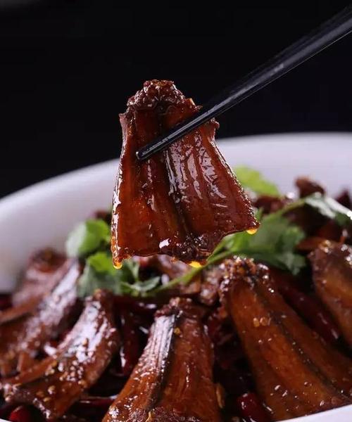 五彩蛇丝的制作方法（利用天然素材制作美味佳肴）