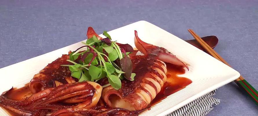 铁板鱿鱼的制作技巧（从选材到烹饪）