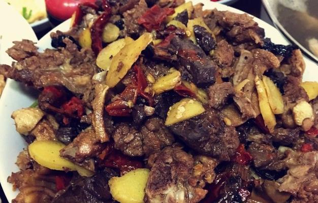 特色血鸭的制作方法（探寻美味血鸭的独门做法）
