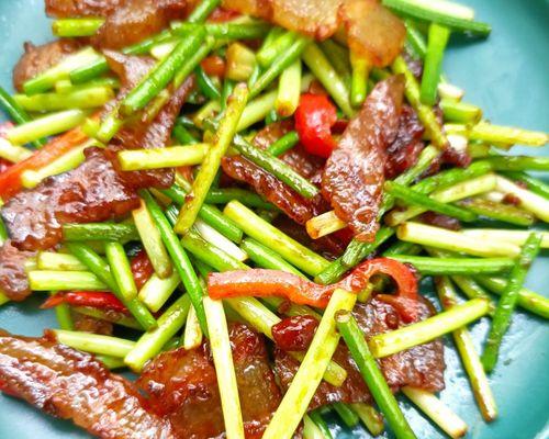 美味又营养，蒜苗炒腊肉的做法（教你做出色香味俱佳的家常菜）
