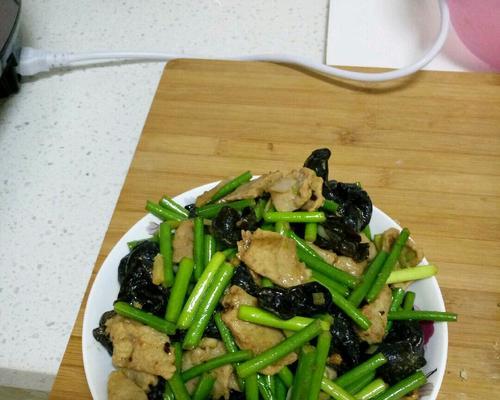 以蒜黄鸡蛋炒黑木耳-一道营养美味的家常菜（营养丰富）