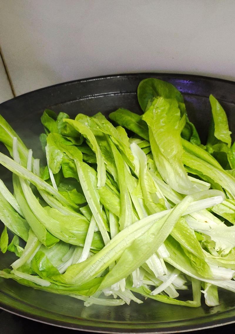 蒜炒油麦，一道简单又美味的家常菜（教你如何用蒜香调味油麦的小技巧）
