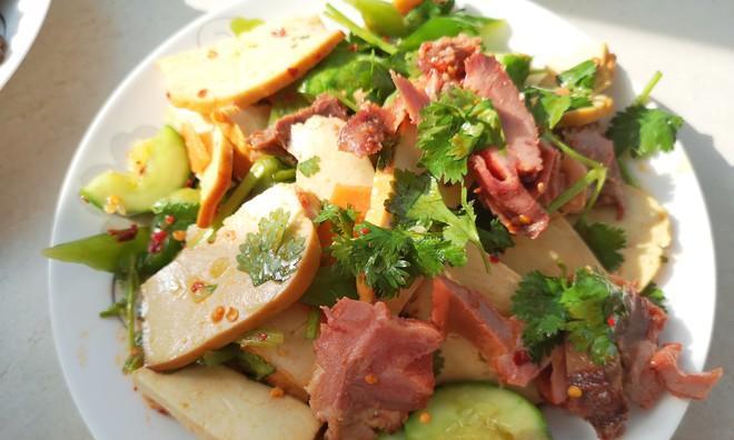 蒜拌猪头肉黄瓜的做法（鲜香可口的家常美食）