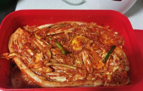 酸甜港式泡菜制作全解析（一步步教你制作好吃的港式泡菜）