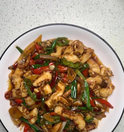 用酸笋鱿鱼须做出美味佳肴（简单易学）