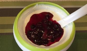 手把手教你制作美味QQ糖酸奶果冻（如何用简单的材料制作口感丰富的糖酸奶果冻）