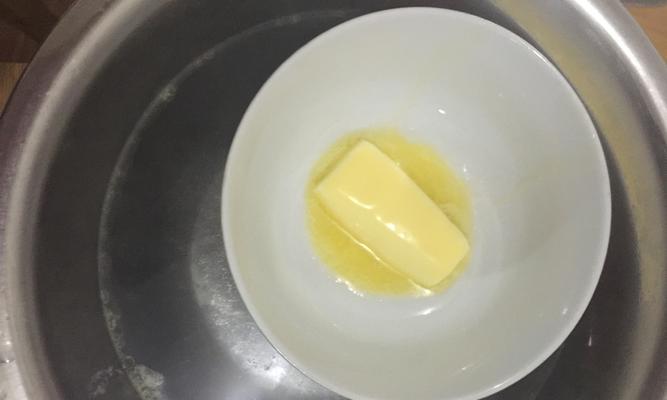 轻松做出美味酸奶蛋卷（用家常菜品惊艳你的味蕾）