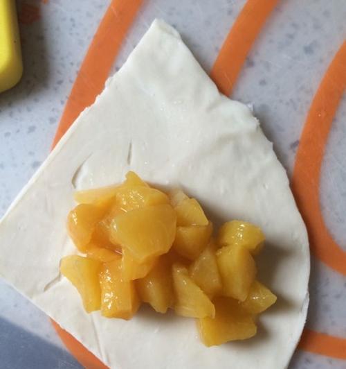 手抓饼版水果派，让你尝到水果的鲜甜（手抓饼改良版水果派的制作方法及烘焙技巧）