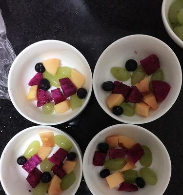 制作水果果冻的完美方法（以新鲜水果制作的美味果冻）