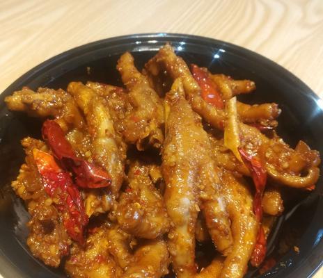 美味可口的水果炖鸡爪（多种水果让炖鸡爪更加营养）