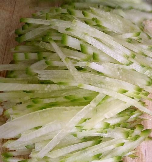 爽口萝卜丝凉拌，清爽好滋味（清凉夏日）