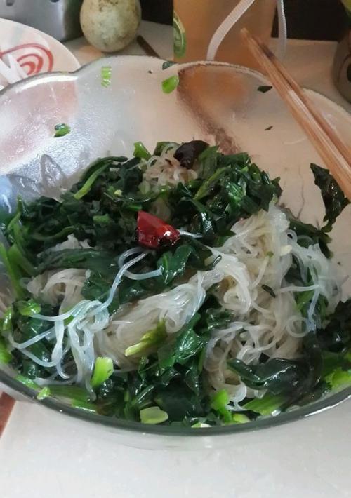 做出美味的爽口菠菜粉丝