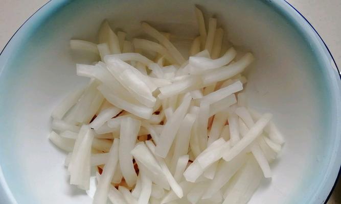 白萝卜，健康之味（营养全面的白萝卜料理）