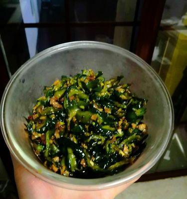 清爽怡人爽脆原味拌黄瓜（最简单好吃的夏日凉菜）