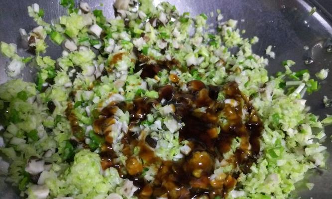 双色香芹饺子的制作方法（手把手教你做美味双色香芹饺子）