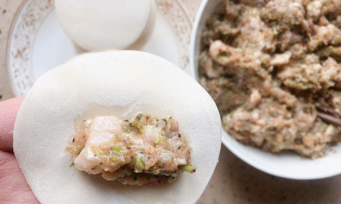 双色香芹饺子的制作方法（手把手教你做美味双色香芹饺子）