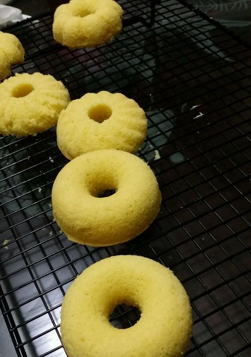 双色甜甜圈的制作方法（DIY双色魅力甜点）