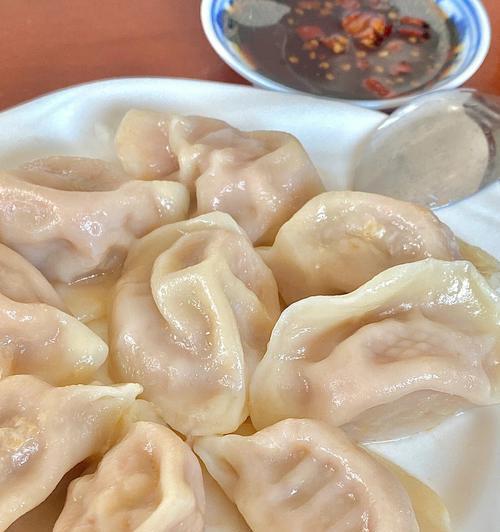 双色牛肉饺子的制作方法（如何在家轻松制作美味双色牛肉饺子）