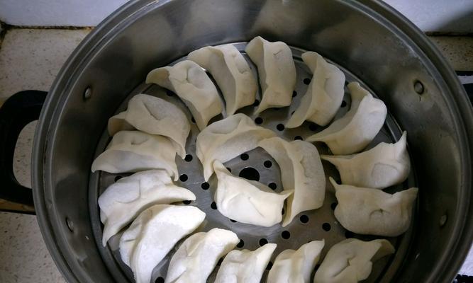 双色牛肉饺子的制作方法（如何在家轻松制作美味双色牛肉饺子）
