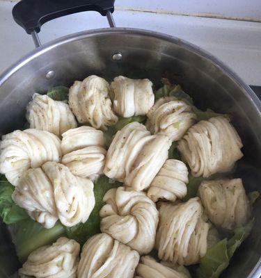 双色麻花卷制作方法（美味可口的双色麻花卷）