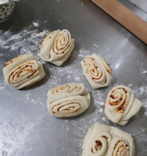 双色麻花卷制作方法（美味可口的双色麻花卷）