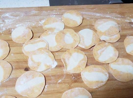 双色饺子皮的制作方法（如何制作颜值爆表的双色饺子皮）