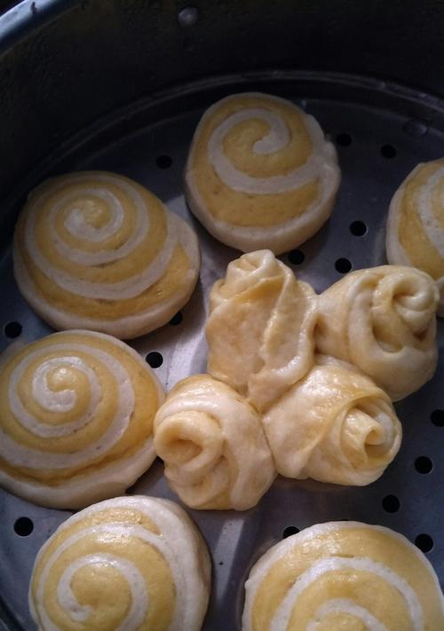 双色橄榄球馒头的制作方法（做出美味、营养又好看的双色橄榄球馒头）