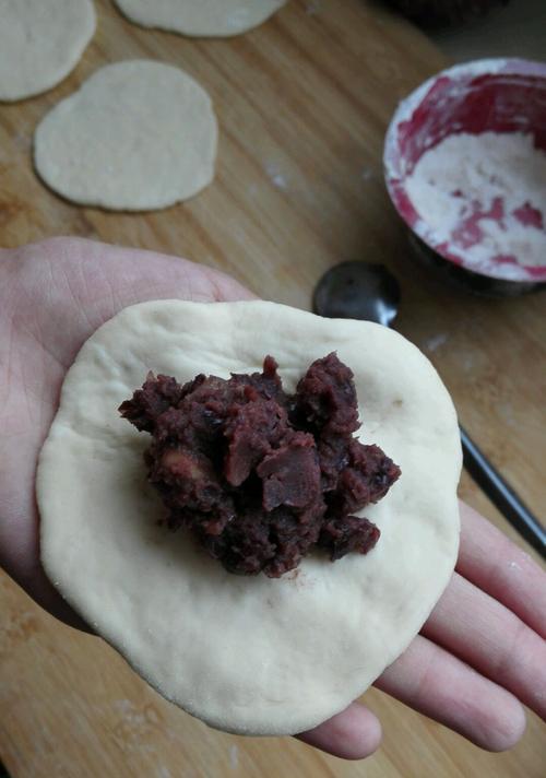 手工制作双色豆沙包（以传统技艺打造美味佳肴）