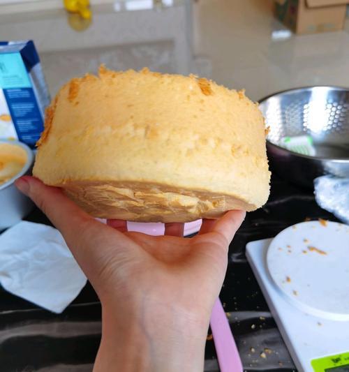 手把手教你制作双色蛋糕（一次性掌握蛋糕制作技巧）
