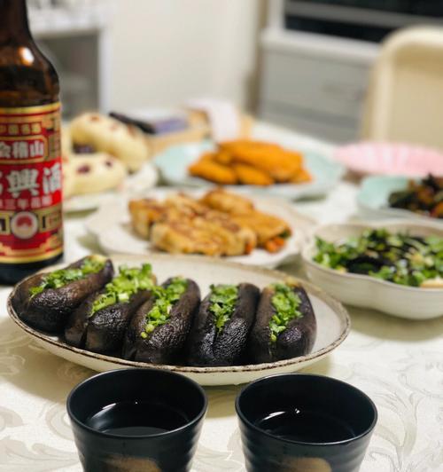 用绍兴酒和红枣来蒸虾，美味无比（用红枣和绍兴酒来烹饪的健康蒸虾）