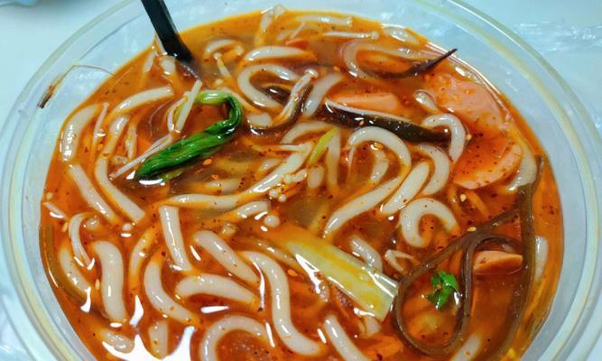 做一份口感十足的少辣版土豆粉（健康美味的家常菜肴）