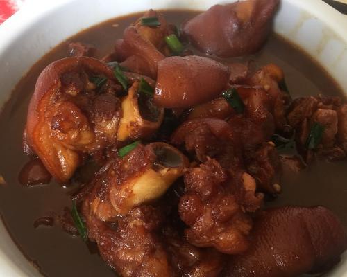 冰糖红烧肘子的制作方法（传统美味回味无穷）