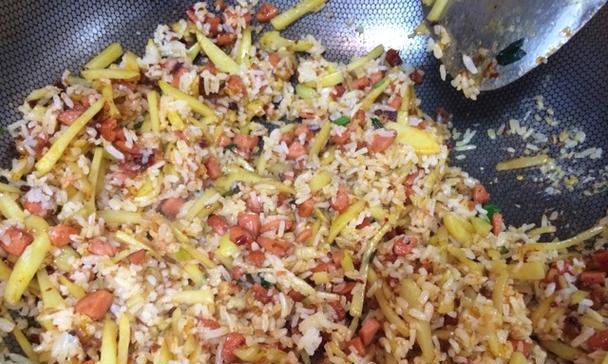 美味烧汁鱼柳炒饭的做法（教你用简单材料做出口感丰富的鱼香炒饭）