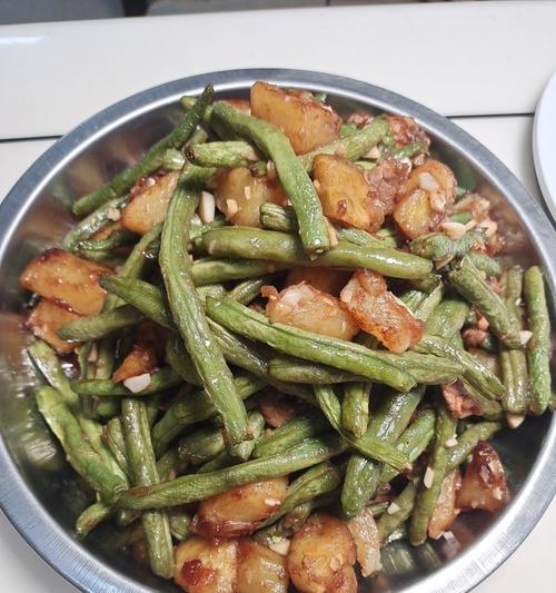 美味烧芸豆五花肉（烧出香气扑鼻的美食佳肴）