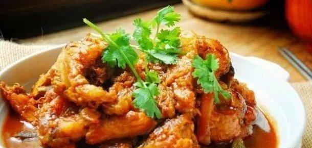 三椒红烧鱼的制作方法（色香味俱佳的家常美食）
