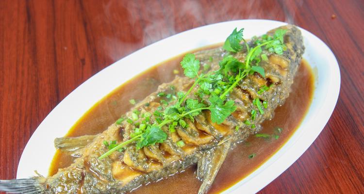 三椒红烧鱼的制作方法（色香味俱佳的家常美食）