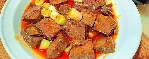腌菜烧鸭血的制作方法详解（以酸辣口感呈现经典美食）