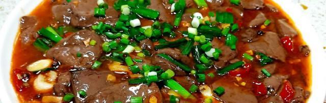 腌菜烧鸭血的制作方法详解（以酸辣口感呈现经典美食）