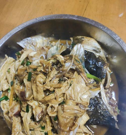 烧排腐竹焖白瓜，清爽营养又美味（一道清新爽口的夏日美食）