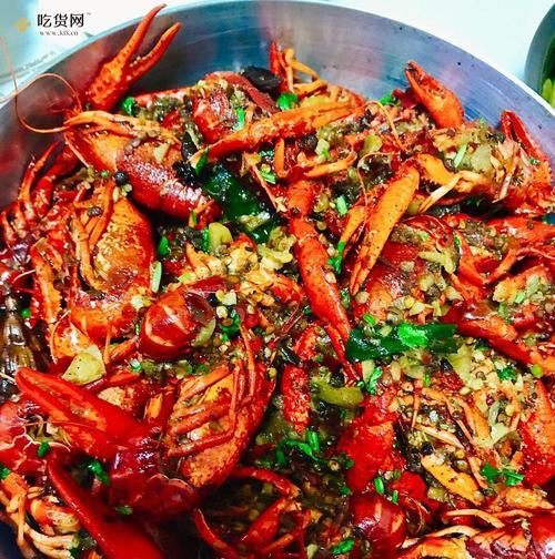 轻松烧龙虾，味道丰富美味（简单操作）